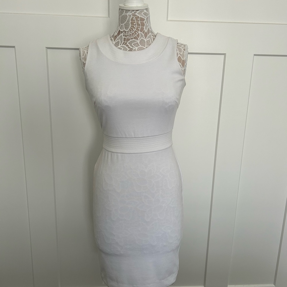 Elegant White Sleeveless Dress